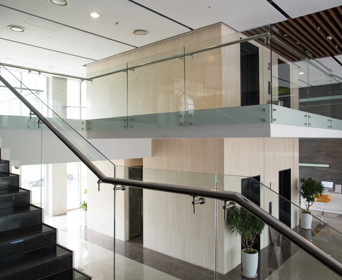 Arquitectura interior con acabados de muros y escaleras