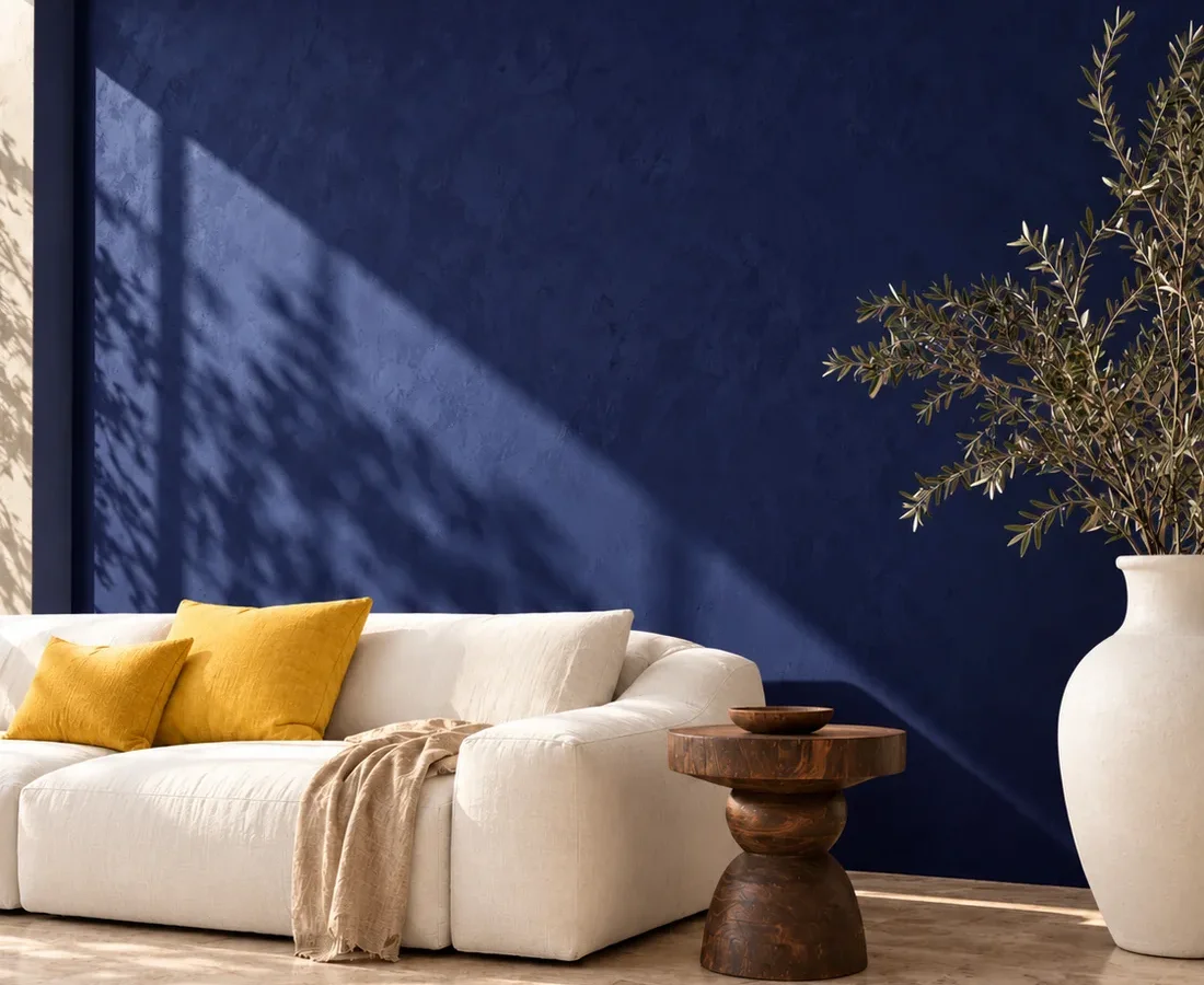 Interior con muros azules y acabados decorativos
