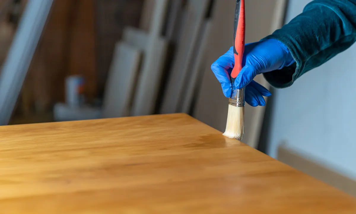 Aplicación de barniz protector sobre madera